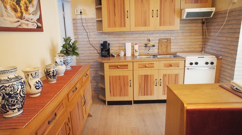 Hajnal Apartman Villa Gyula Habitación foto