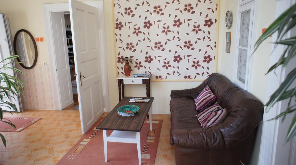 Hajnal Apartman Villa Gyula Habitación foto