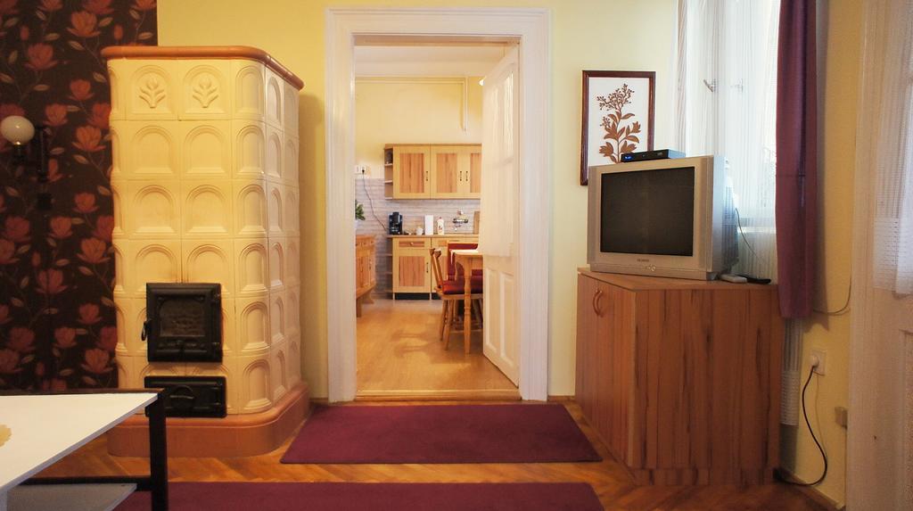 Hajnal Apartman Villa Gyula Habitación foto
