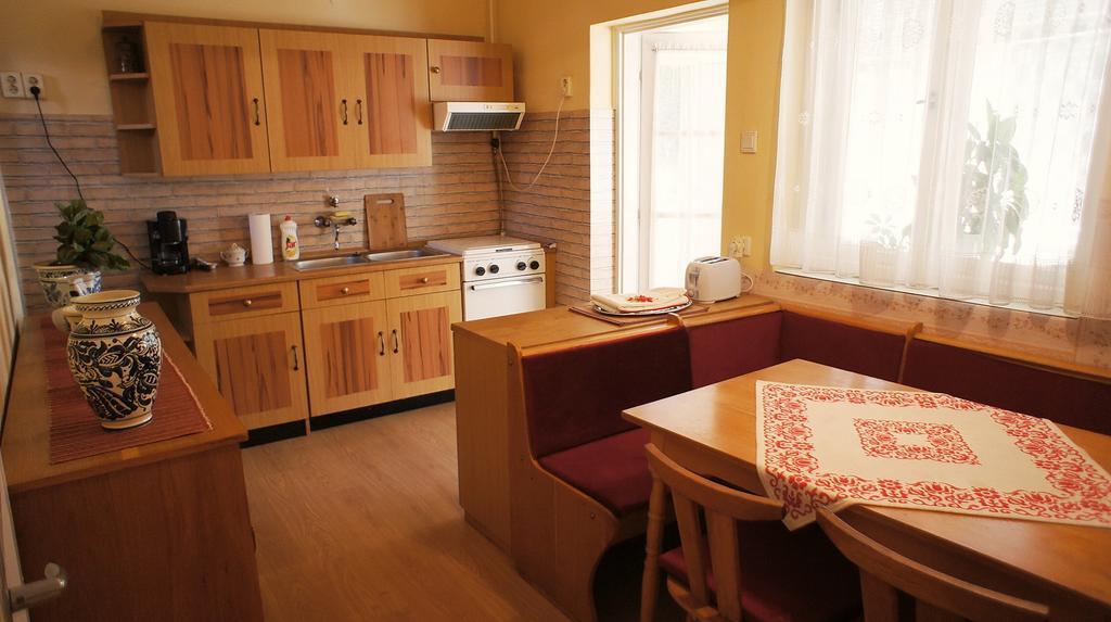Hajnal Apartman Villa Gyula Habitación foto