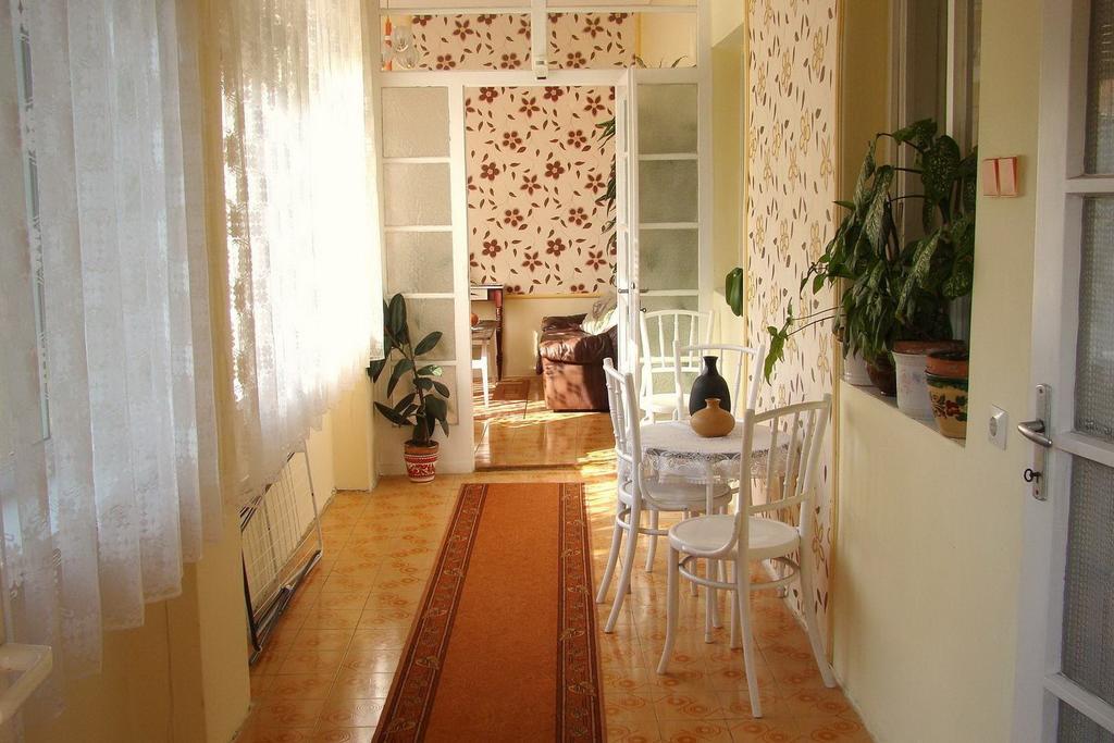 Hajnal Apartman Villa Gyula Habitación foto